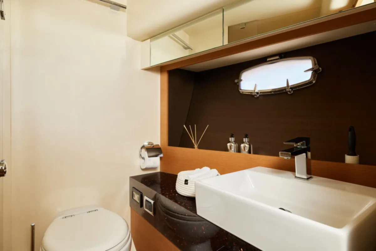 Яхта FAIRLINE 65 image- 9